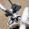 Chromowana podstawa montowana na kierownicy Quad Lock® PRO
