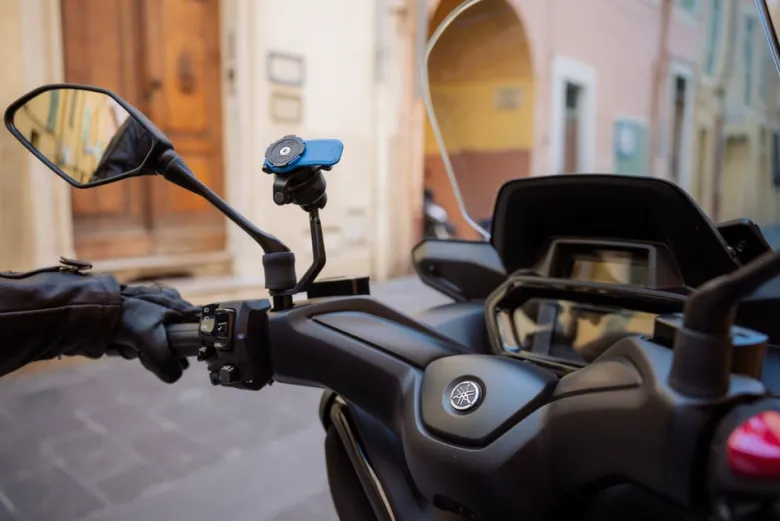 Podstawa montowana pod lusterko do skuterów i motocykli
