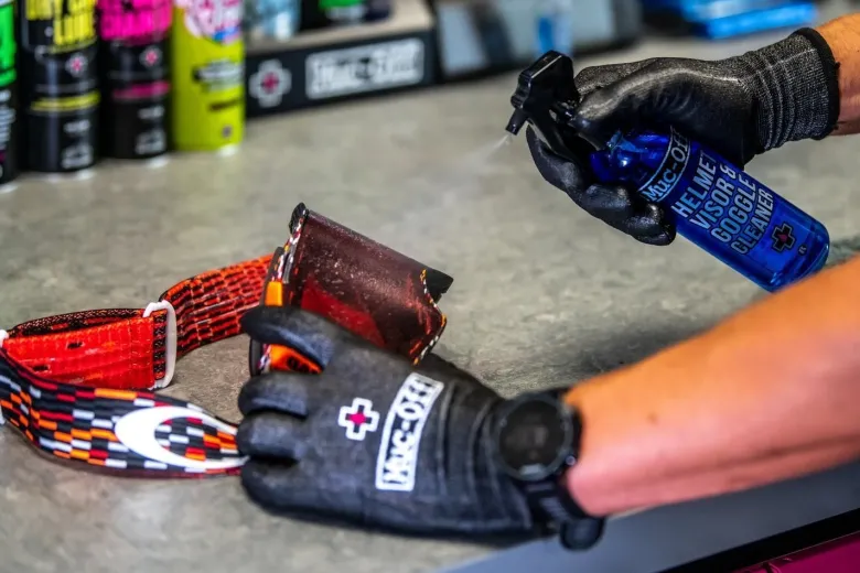 Środek Do Czyszczenia Wizjera, Gogli, Kasku Muc-off Helmet & Visior Cleaner